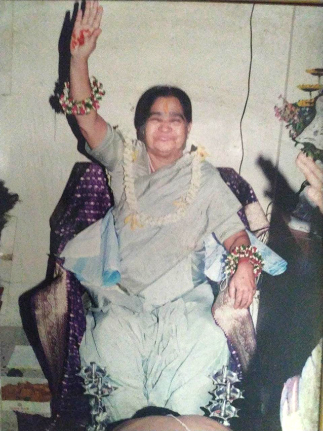 P.P. Tai giving blessings post Satyanarayana puja at Shri Kumar Sardesai's place at Pune in year 2002